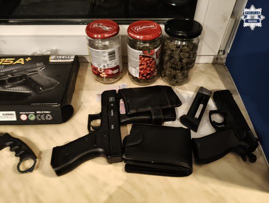 Kryminalni z wizytą u Chorzowianina. W jego mieszkaniu znaleziono marihuanę oraz przedmioty przypominające broń