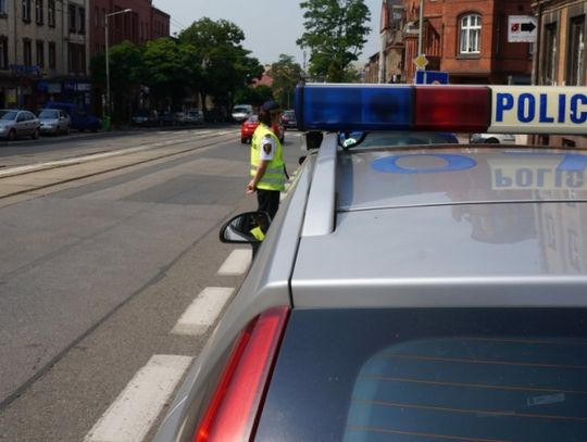 Leżał pod ławką. Będzie tłumaczyć się policji