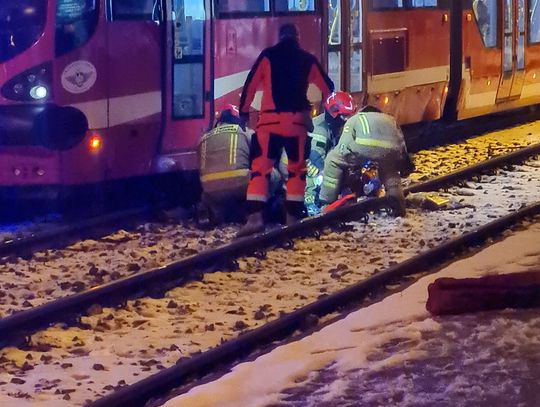 Mężczyzna wbiegł na torowisko. Jego noga utknęła pod wagonem tramwaju Mężczyzna wbiegł na torowisko. Jego noga utknęła pod wagonem tramwaju