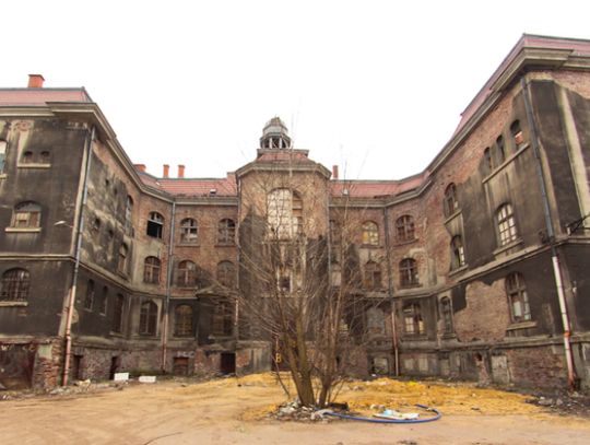 Miasto przejęło zabytkowy ratusz w Chorzowie Batorym