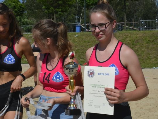 Młode piłkarki ręczne z medalami