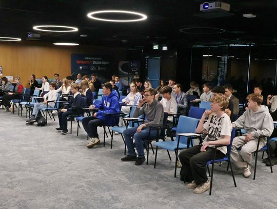 Młodzież z regionu sprawdziła swoją wiedzę o parlamencie. Wyjątkowy konkurs na Superauto.pl Stadionie Śląskim
