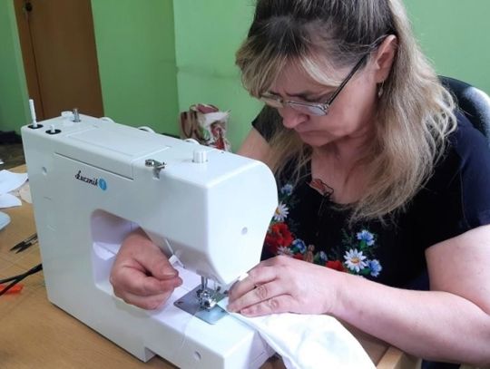 Motorniczowie szyją maseczki