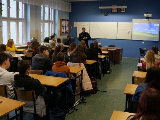 Mundurowi na prelekcji w gastronomiku