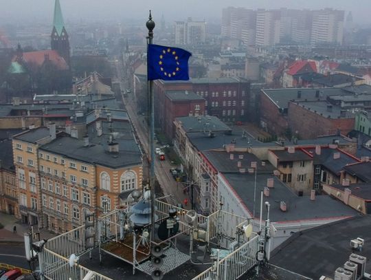 Na wieży ratusza zawisła flaga UE