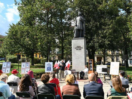 Narodowe Czytanie w Chorzowie. Na Placu Adama Mickiewicza przeczytano jego „Dziady”