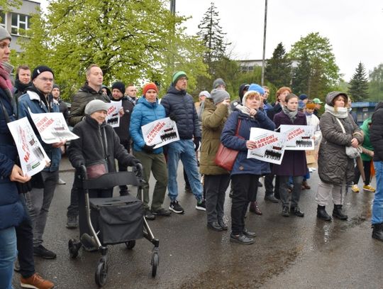 "Nie ma planety B". Demonstrowali przeciwko wycince drzew w sąsiedztwie Parku Śląskiego [ZDJĘCIA]