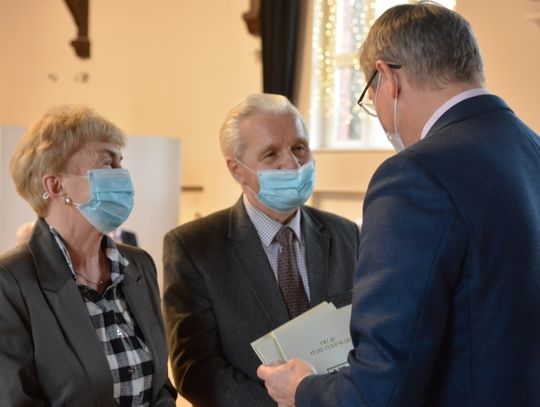 "Nie można się poddawać, trzeba przetrwać każdą burzę". Diamentowe, szmaragdowe i złote gody odbyły się w chorzowskim CIM [ZDJĘCIA]