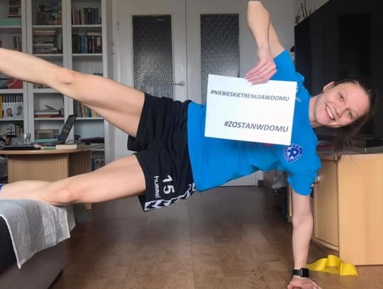 Niebieskie trenują w domu