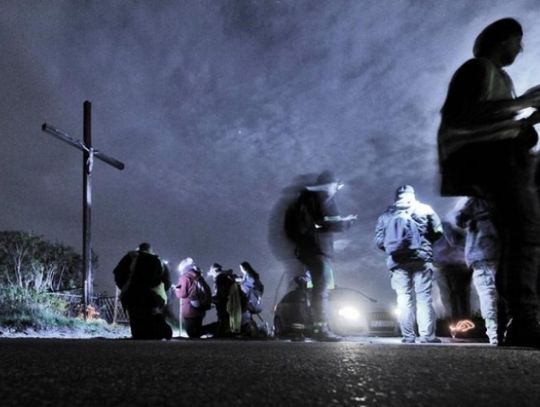 Nocna Droga Krzyżowa w Maciejkowicach. "Chcemy aby włożony przez nas trud pomógł jeszcze bardziej duchowo przeżyć tę jedność z Jezusem"