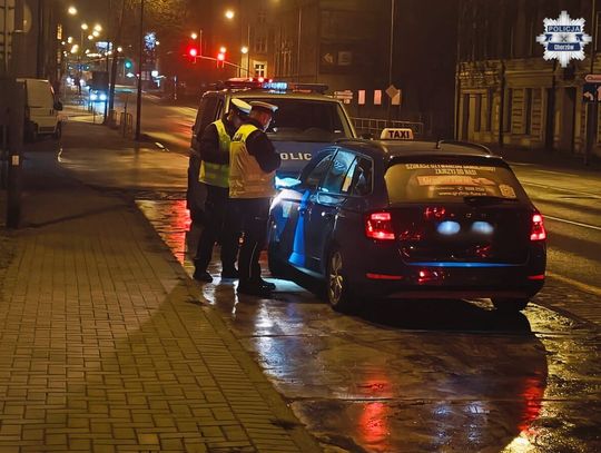 Nocne działania chorzowskiej policji. Kontrolowali kierowców świadczących przewozy osób przez aplikacje Nocne działania chorzowskiej policji. Kontrolowali kierowców świadczących przewozy osób przez aplikacje