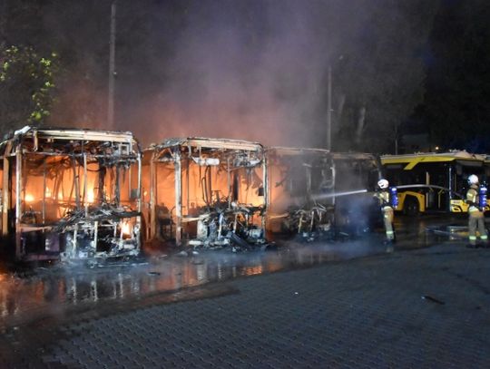 Nocny pożar autobusów. Możliwe utrudnienia w komunikacji miejskiej [ZDJĘCIA]