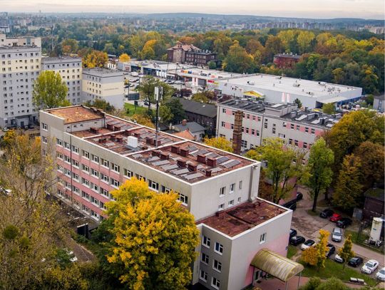 Nowa energia w szpitalu w Świętochłowicach. Na dachach zamontowano fotowoltaikę! Nowa energia w szpitalu w Świętochłowicach. Na dachach zamontowano fotowoltaikę!