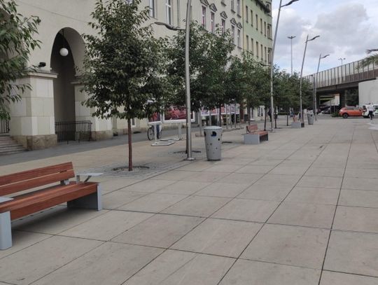 Nowe ławki na chorzowskim rynku