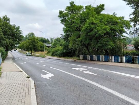 Nowe utrudnienia czekają kierowców na Klimzowcu. Rusza remont mostu nad Rawą.