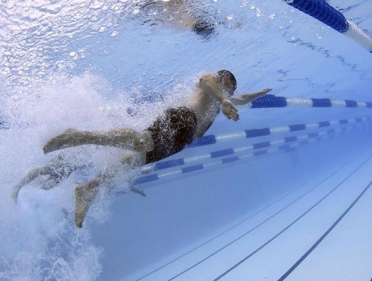 Ostatnia prosta przed pasjonatami pływania podczas akcji "Superpływak"