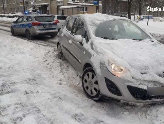 Oszronione szyby i samochód pokryty śniegiem - czym grozi taka jazda?