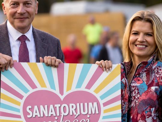 Grafika przedstawiająca Wojciecha Saługę i Martę Manowską z planszą „Sanatorium miłości”