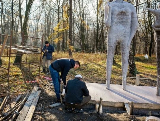 Parkowe rzeźby w trakcie liftingu