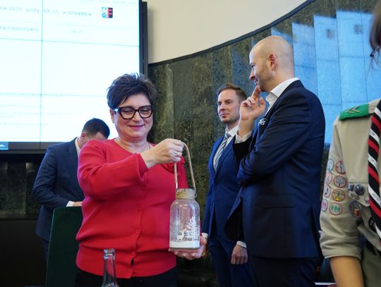 "Pielęgnuj dobro w sobie” – Betlejemskie Światło Pokoju dotarło do chorzowskiego magistratu