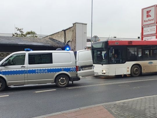 PILNE!!! Interwencja policji w Chorzowie, wyprowadzono podejrzanych z autobusu!