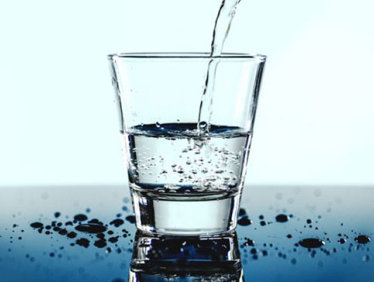 Podczas upałów pamiętajmy o piciu wody – także w podróży