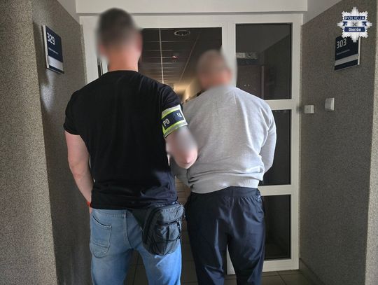 Podejrzewano, że posiada narkotyki. Okazało się, że jest poszukiwany