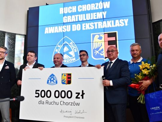 Pół miliona zł trafiło do Niebieskich! "To podziękowanie Miasta Chorzów za osiągnięty sukces" [ZDJĘCIA]