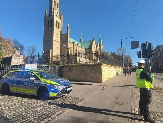 Policja podsumowuje Wszystkich Świętych. "W rejonie cmentarzy naszego miasta obchody przebiegały spokojnie"