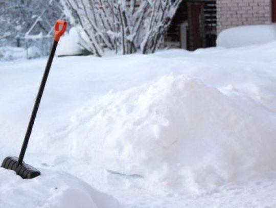 Policja przypomina o obowiązków odśnieżania dachów, chodników i samochodów