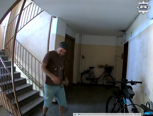 Policja ze Świętochłowic szuka tego mężczyzny. Zabrał saszetkę z ważnymi dokumentami. Rozpoznajesz go?