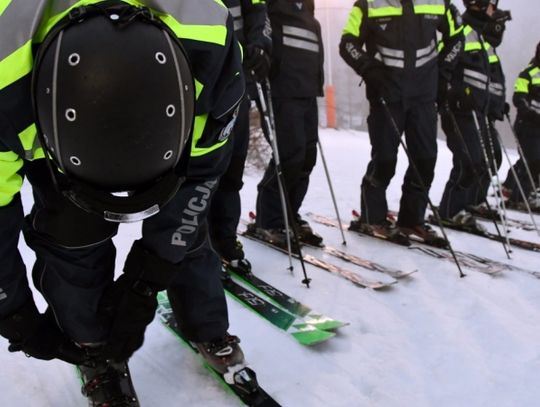 Policjanci dbają o bezpieczeństwo podczas ferii