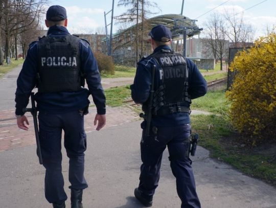 Policjanci i żołnierze patrolują miasto