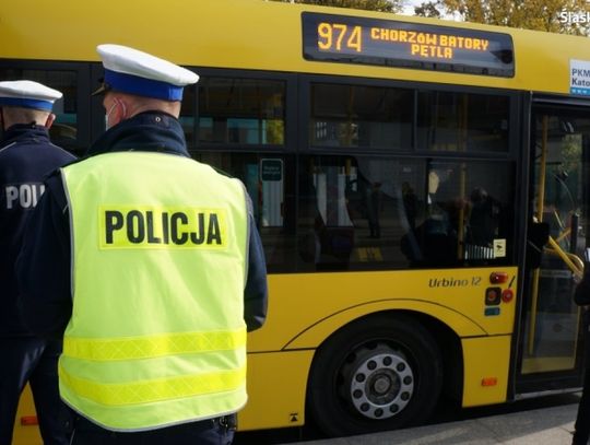 Policjanci kontrolują, czy przestrzegane są przepisy związane z pandemią koronawirusa