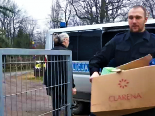 Policjanci pomagają zwierzakom [WIDEO]