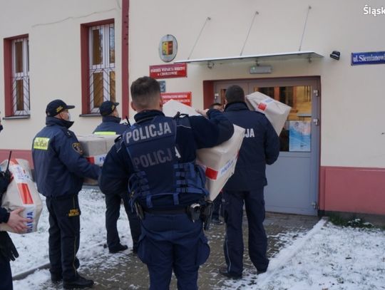 Policjanci przygotowali paczki dla dzieci z Ośrodka Wsparcia Rodziny w Chorzowie