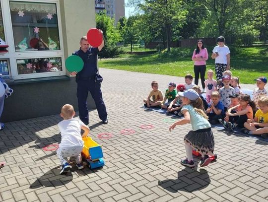 Policjanci spotkali się przedszkolakami