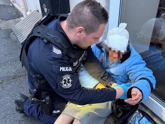 Policjanci uratowali 87-latkę. Seniorka z urazem głowy nie wiedziała, gdzie się znajduje