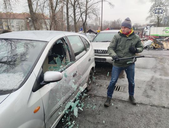 Policjanci wybili szybę w samochodzie. Reakcja na niestandardowe zachowanie