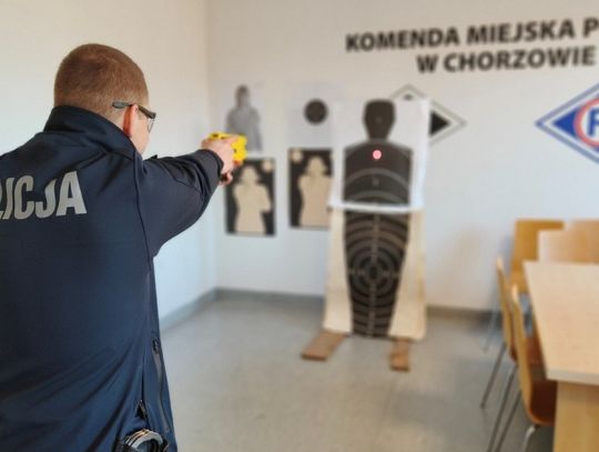 Policjanci z Chorzowa doskonalą umiejętności z użyciem paralizatora