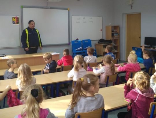 Policjanci z drogówki w SP nr 21