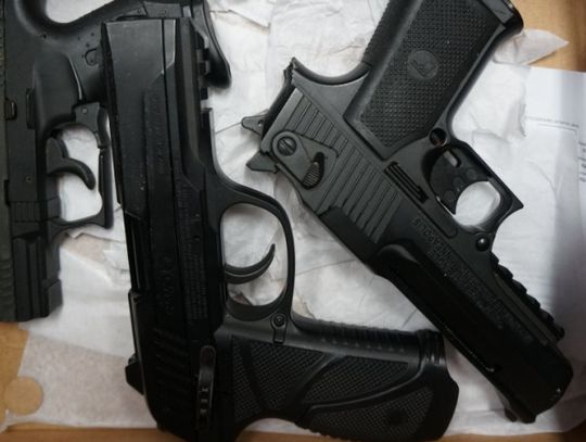 Policjanci zabezpieczyli próbki towarów i pistolety