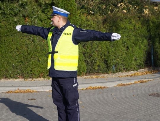 Policjant kieruje ruchem - czy wiesz jak zareagować? 