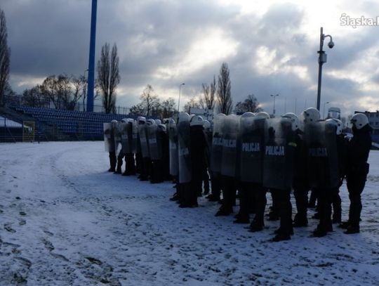 Policyjne ćwiczenia na stadionie Ruchu