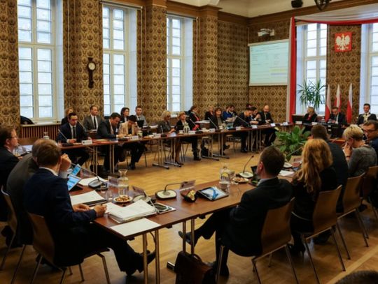 Polscy radni bez tajemnic: wykształcenie, płeć, wiek według GUS