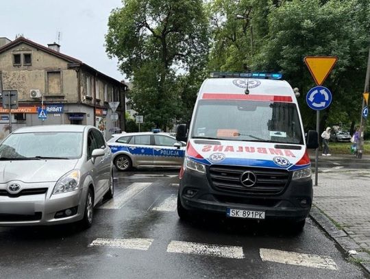 Potrącenie na przejściu dla pieszych. Jedna osoba trafiła do szpitala