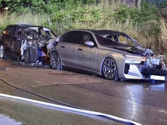 Pożar na ul. Lompy. Spłonęły dwa luksusowe samochody