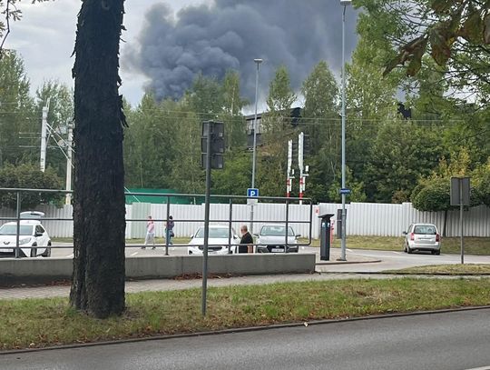 Pożar na złomowisku w Maciejkowicach. Wydano alert RCB