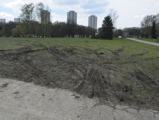 Premier Mateusz Morawiecki odwiedził w niedzielę Park Śląski. Niestety wystawa militarna pozostawiła po sobie zniszczenia