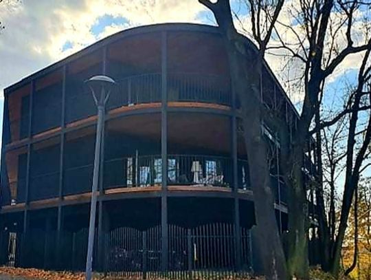 "Próbowaliśmy znależć takie elementy, które kojarzą się nam z przyjemnością przebywania w danym miejscu. Kierunek jaki obraliśmy to... wakacje". Maciej Franta opowiada, dlaczego Villa Reden jest budynkiem wyjątkowym